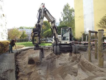 Bagger planiert Zufahrt Bagger planiert Zufahrt