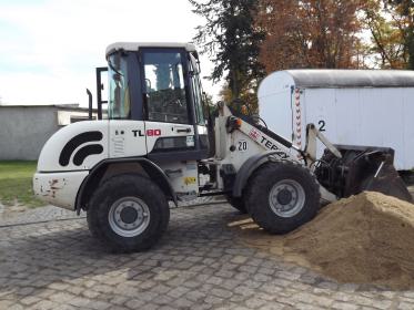 Bagger am Erdhaufen