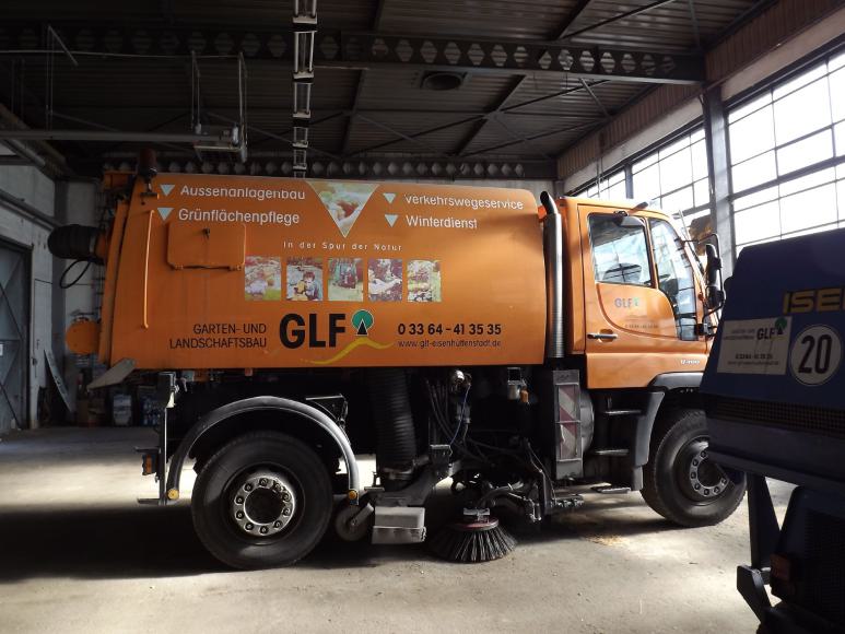 Fahrzeug zur Strassen- und Wegreinigung Fahrzeug zur Strassen- und Wegreinigung