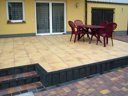Stühle auf Terrasse
