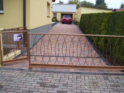 gepflasterte Zufahrt
