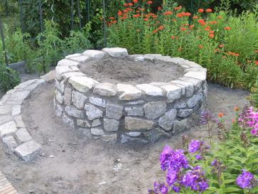 Rundes Hochbeet aus Natursteinen Rundes Hochbeet aus Natursteinen