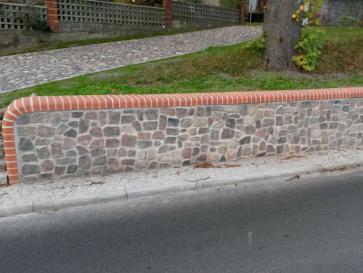 Natursteinmauer mit Klinkerabdeckung Natursteinmauer mit Klinkerabdeckung