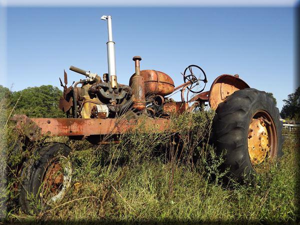 Alter kaputter Traktor
